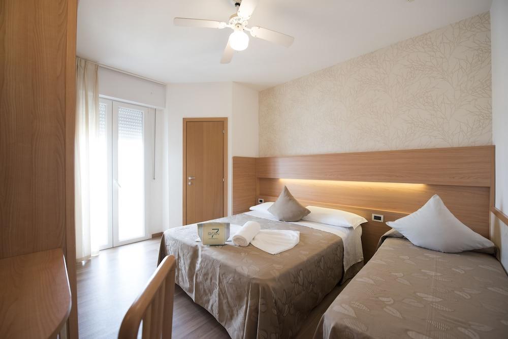 Hotel Seven Rimini Esterno foto