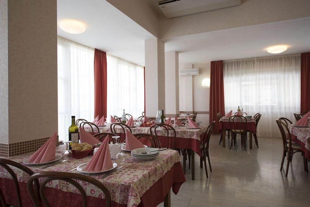 Hotel Seven Rimini Esterno foto
