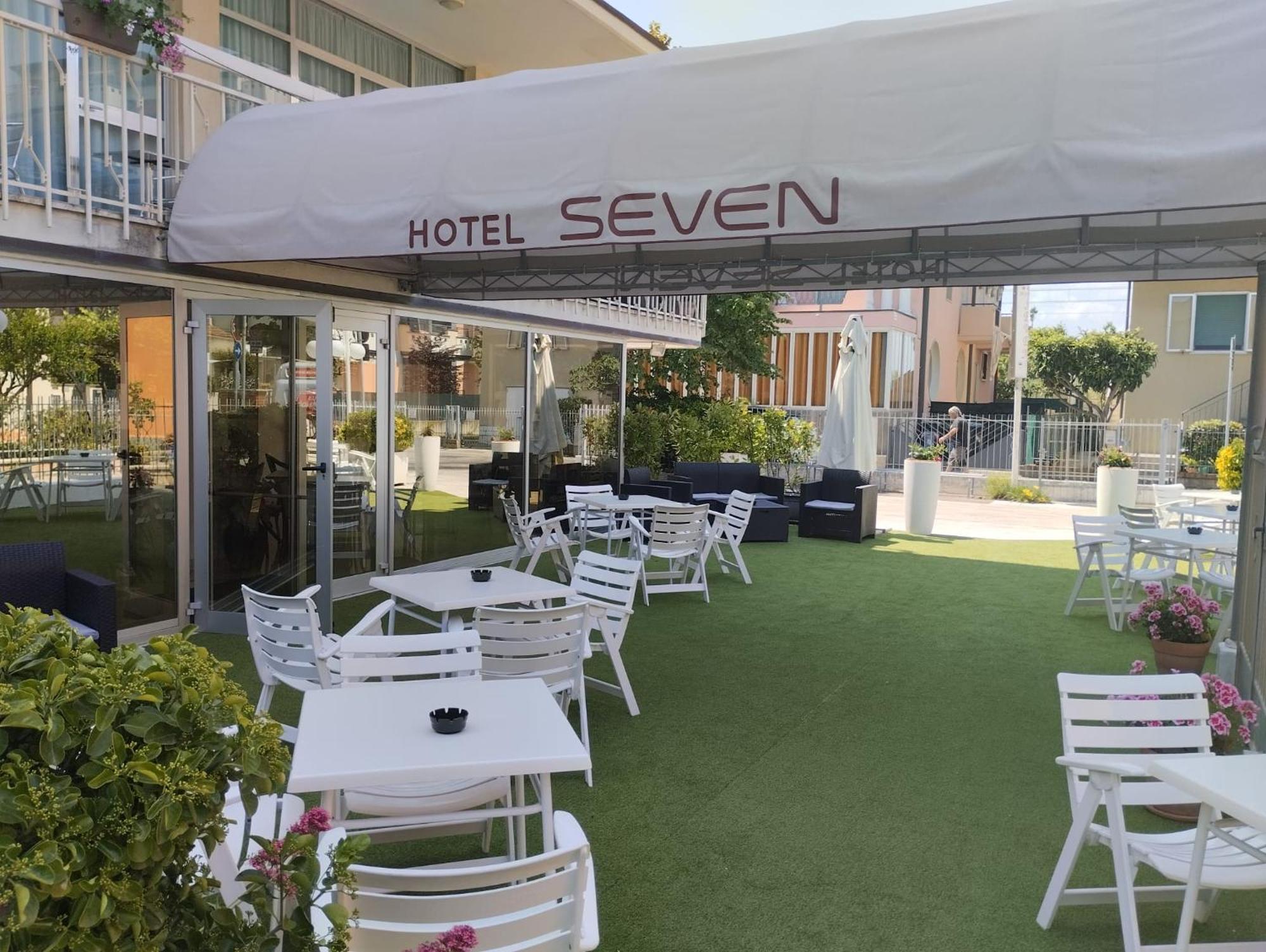 Hotel Seven Rimini Esterno foto