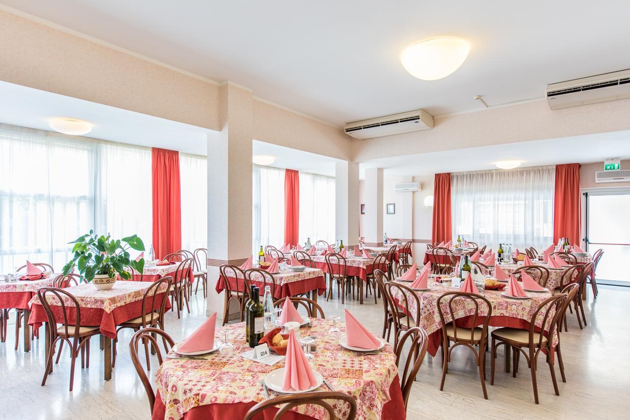 Hotel Seven Rimini Esterno foto