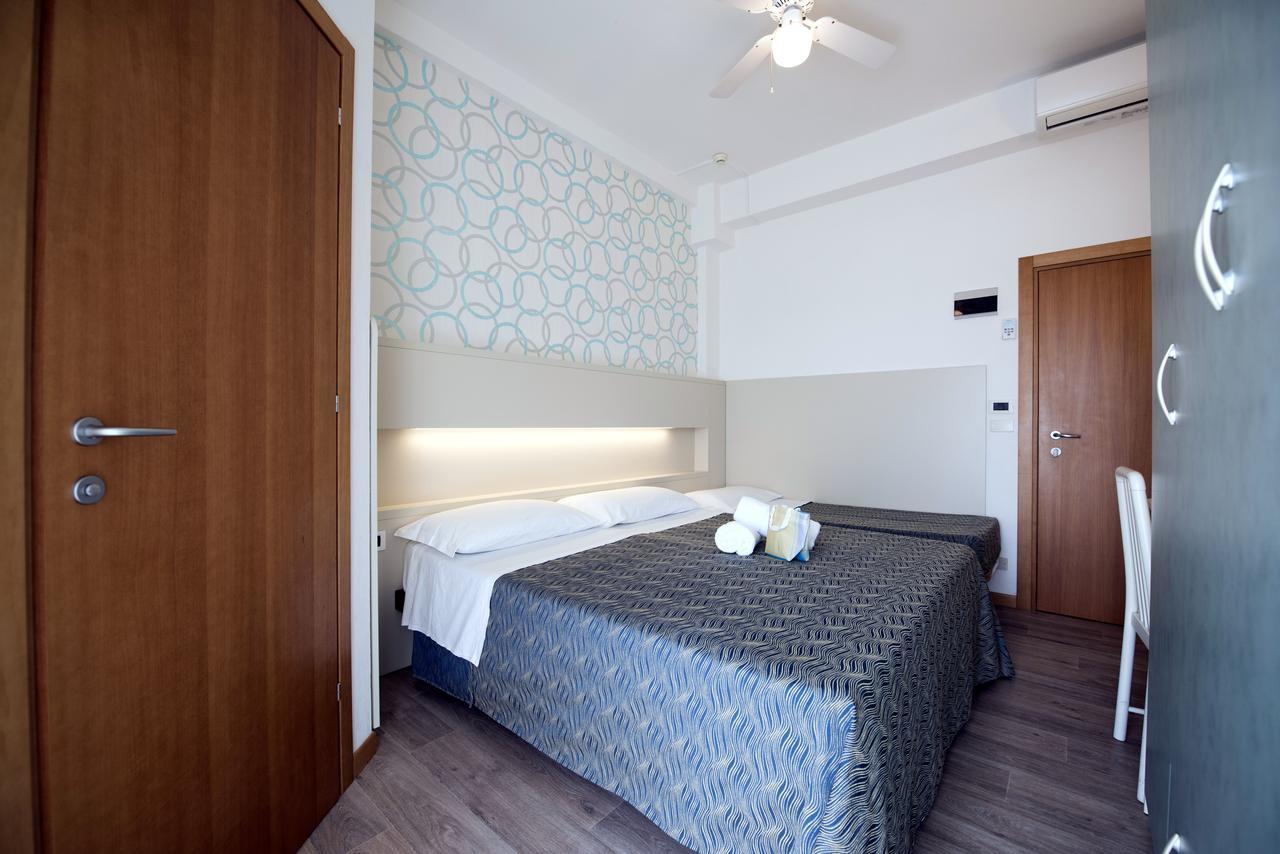 Hotel Seven Rimini Esterno foto