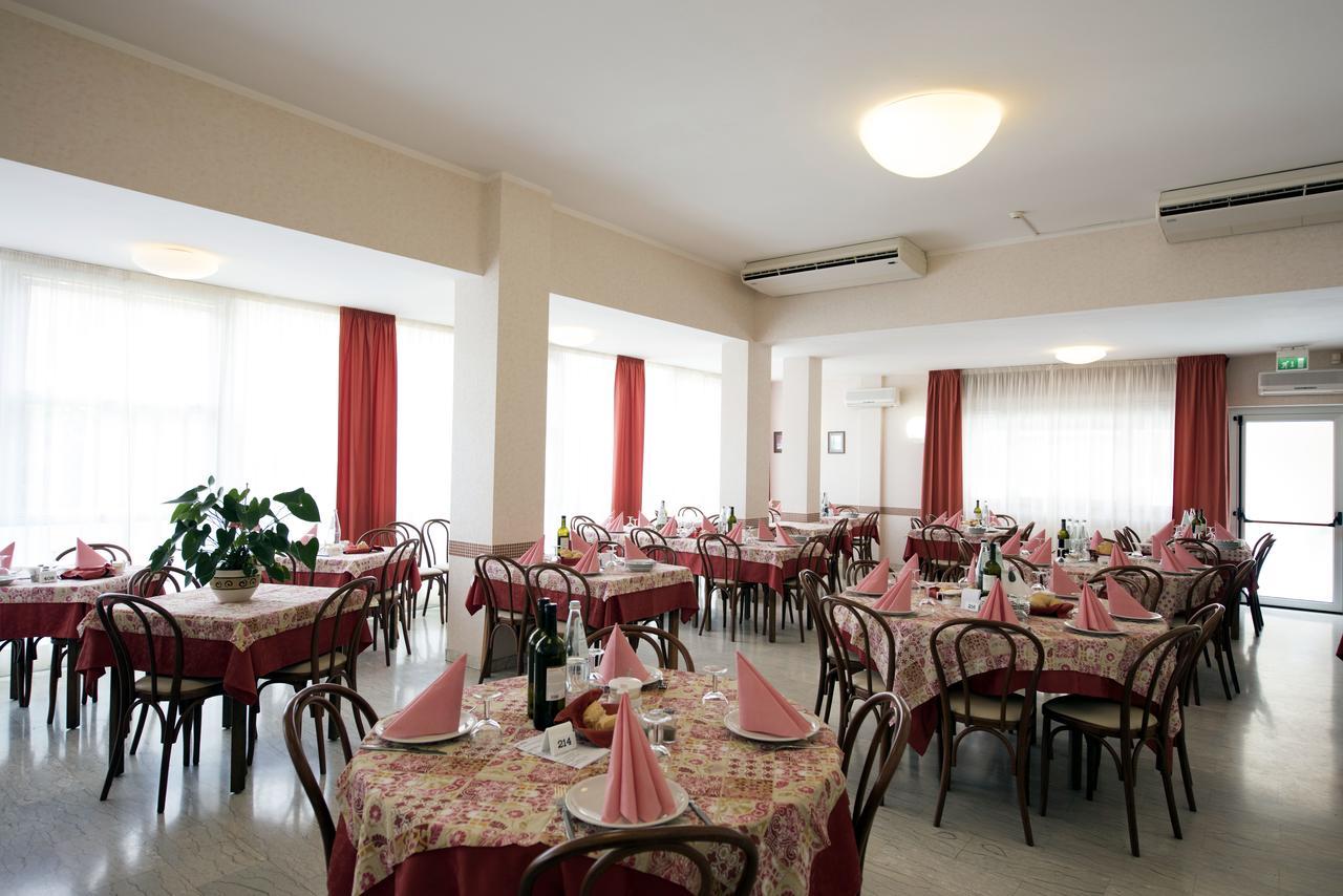 Hotel Seven Rimini Esterno foto